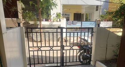 Home Stay with Sanjeev: 2-bedroom house in enchanting Indore with AC, WiFi