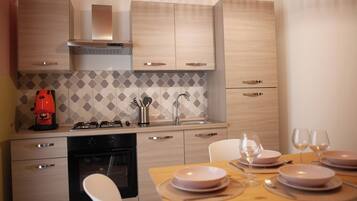 Frigorifero, microonde, forno, piano cottura