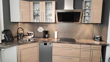 Geladeira, micro-ondas, fogão, cooktop