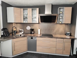 Kjøleskap, mikrobølgeovn, ovn og kokeplater