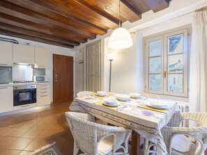 Dining - Cosy apartment for 2 guests with WIFI, TV and balcony (Morbegno)