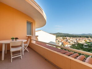 Outdoor dining - Cosy apartment for 6 guests with A/C, TV, balcony and panoramic view (Muravera)