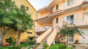 Un edificio de varios pisos con una escalera curva que conduce al piso superior.
