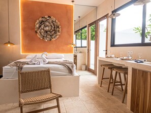 Deluxe-Studiosuite, Poolblick | Schreibtisch, laptopgeeigneter Arbeitsplatz, kostenloses WLAN