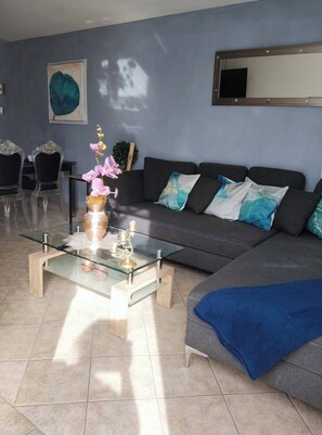 House, 3 Bedrooms, Smoking, Patio | Dining room