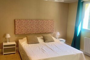 2 bedrooms, iron/ironing board, WiFi, bed sheets