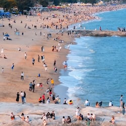 Una spiaggia nelle vicinanze, sabbia bianca