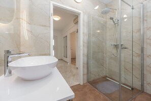 Een douche, handdoeken