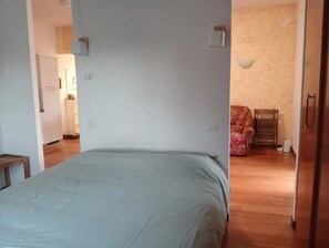 1 bedroom, iron/ironing board, WiFi, bed sheets - Quiet apartment connected with the center of Rome and Sant'Andrea hospital.  (Roma)