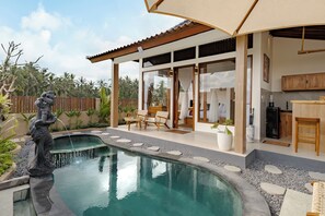 A modern house with a swimming pool, outdoor furniture, and a kitchen area. - Sadhaka Ubud Villa (Tegallalang)