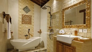 Vila, pemandangan kolam renang | Kamar mandi | Bathtub dan shower terpisah dan perlengkapan mandi gratis