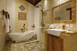 Bañera y ducha independientes, artículos de tocador gratuitos