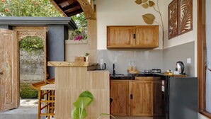 Vila, pemandangan kolam renang | Dapur pribadi | Lemari es, microwave, kompor, dan mesin pencuci piring