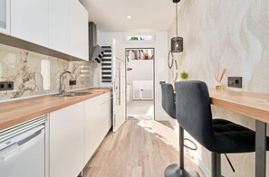 Frigorifero, microonde, forno, piano cottura