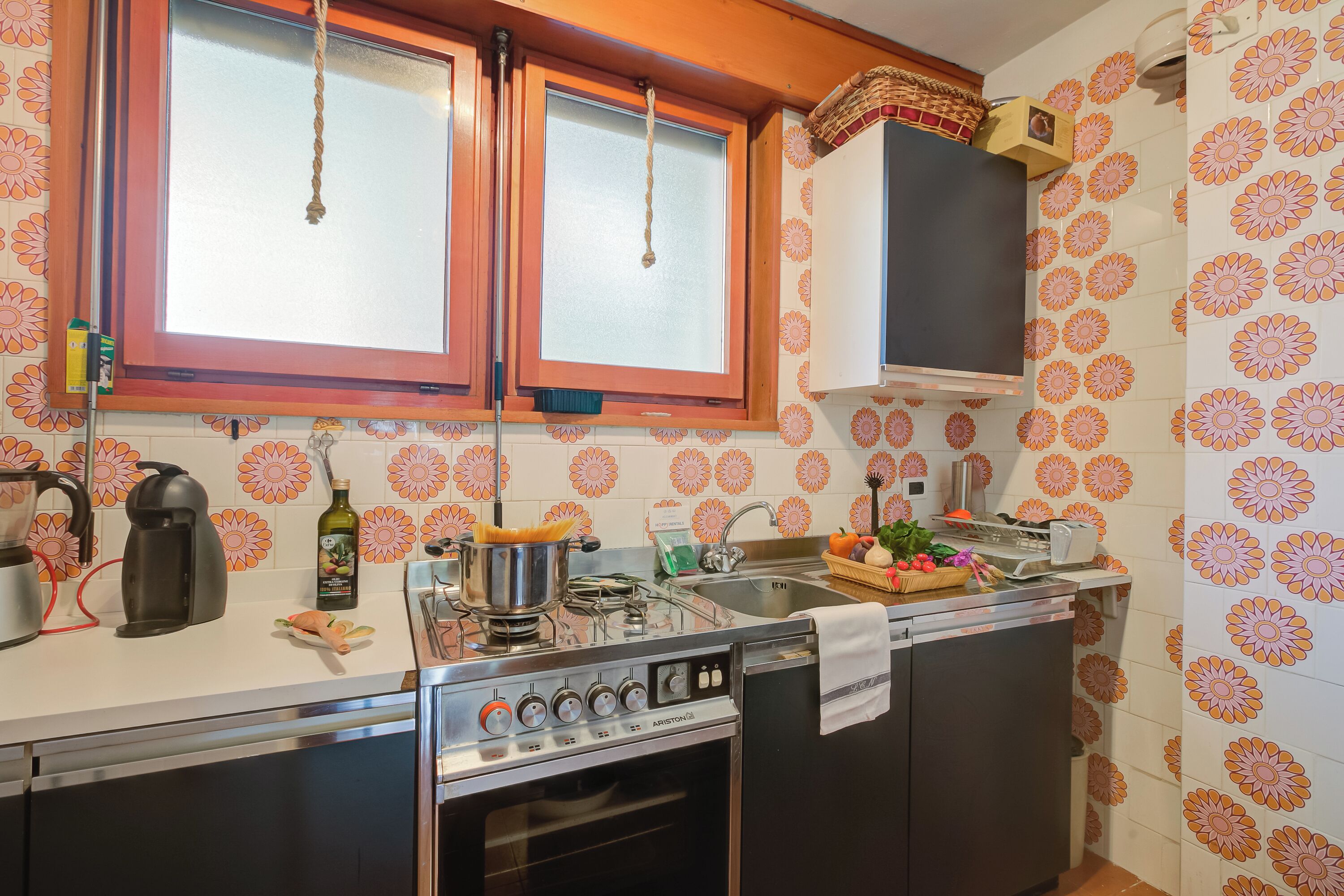 Réfrigérateur, four, plaque de cuisson, cafetière/bouilloire