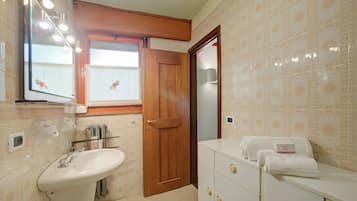 Regadera, secadora de cabello, bidet, toallas