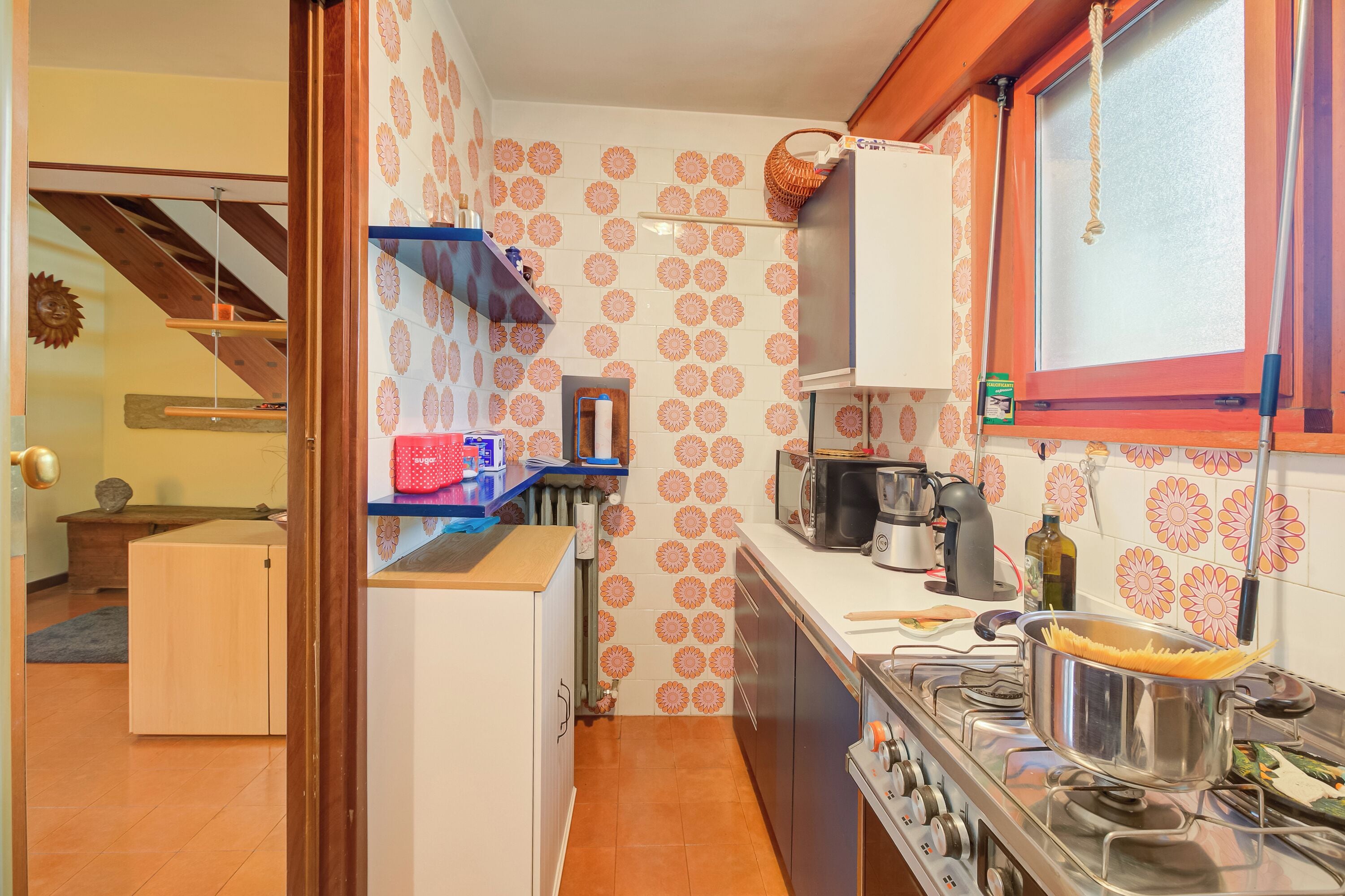 Jääkaappi, uuni, liesi, kahvin-/teenkeitin