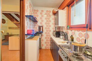 Réfrigérateur, four, plaque de cuisson, cafetière/bouilloire