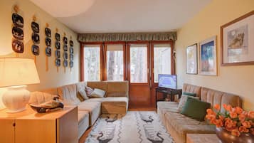 Standard Apartment, 3 Bedrooms (Lo Stambecco) | Living area | 21-inch flat-screen TV with cable channels