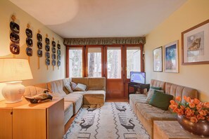 Standard Apartment, Multiple Bedrooms (Lo Stambecco) | Living area | 21-inch flat-screen TV with cable channels - Lo Stambecco (Bardonecchia)