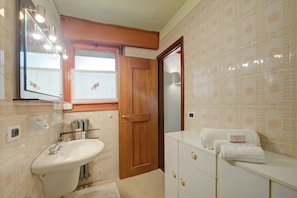 Apartamento estándar, varias habitaciones (Lo Stambecco) | Baño | Ducha, secador de pelo, bidé y toallas