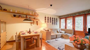 Standaard appartement, meerdere slaapkamers (Lo Stambecco) | Woonruimte | Een 21-inch flatscreentelevisie met kabelzenders