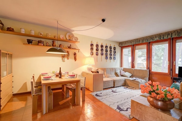 Standard Apartment, Multiple Bedrooms (Lo Stambecco) | Living area | 21-inch flat-screen TV with cable channels