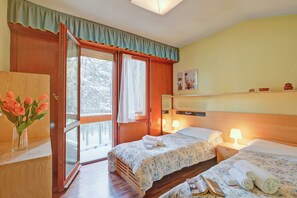 3 bedrooms, bed sheets