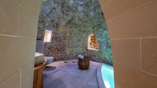 A stone-walled bathroom with a bathtub, a stone basin, and a wicker basket. - Lis ria Villa Delle Meraviglie With Pool (Castrignano de' Greci)