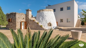 A modern building with a stone facade and a white exterior wall. - Lis ria Villa Delle Meraviglie With Pool (Castrignano de' Greci)