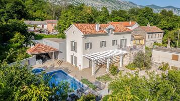 5 عدّة غرف نوم وخدمة الإنترنت