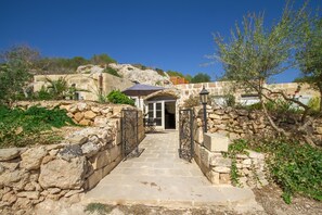 Villa | 1 bedroom, Internet - Pleasant Stone House Jacuzzi St Martin (Mgarr)