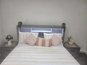 2 chambres, fer et planche à repasser, Wi-Fi, draps fournis