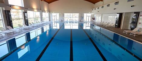 Piscine couverte, piscine extérieure (ouverte en saison)