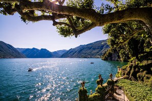 A lake with boats, surrounded by mountains and lush greenery. - Residenza Menaggio - Mimosa (Menaggio)
