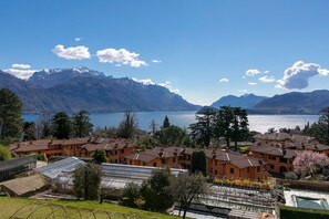 Un quartier résidentiel avec des maisons, une piscine et une vue sur les montagnes et un lac.