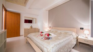 A bedroom with a bed, bedside table, nightstand, dresser, and a mirror. - Menaggio Tosca 2 in Menaggio (Menaggio)