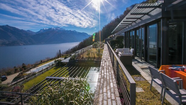 A modern building with large windows overlooking a lake and mountains. - Sant Andrea Giardino (Menaggio)