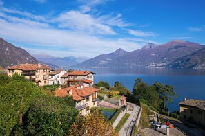 A coastal town with traditional architecture, a railway track, and a lake. - Bellavista Grande in Menaggio (Menaggio)