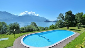 A swimming pool with a view of mountains and a lake. - Bellavista Grande in Menaggio (Menaggio)