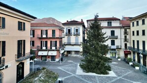A square with buildings, a Christmas tree, and a mountain in the background. - Menaggio Fantastico in Menaggio (Menaggio)