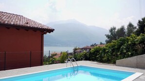 Une piscine avec vue sur les montagnes et un lac.