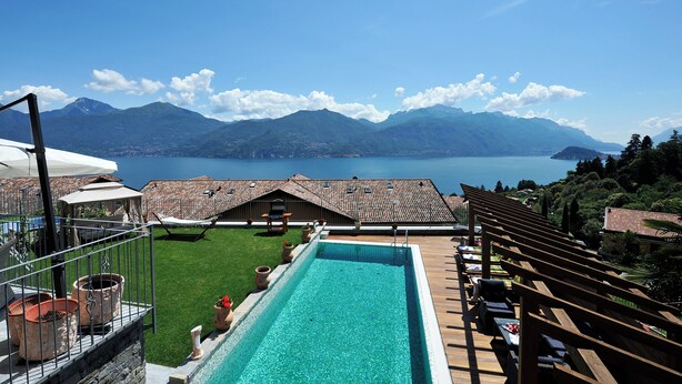 A pool with a view of mountains and a lake. - Villa Bianca - Grande (Menaggio)