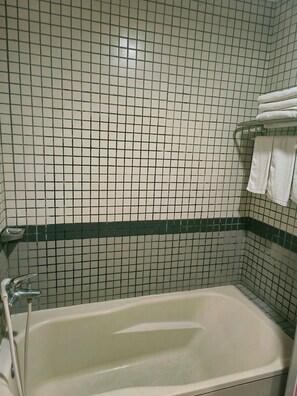 Douche, sèche-cheveux, serviettes fournies