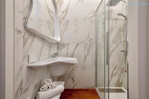 Dusche, Whirlpool, Haartrockner, Bidet