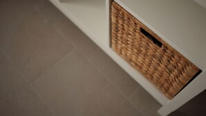 A white wall with a woven basket embedded in it. - "Cozy Central Apartment, Near the Sea - Ideal for Holidays" (Balestrate)