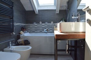 Boblebadekar, hårtørrer, bidet, håndklæder
