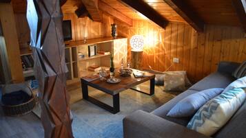 Smart TV, caminetto, videogiochi