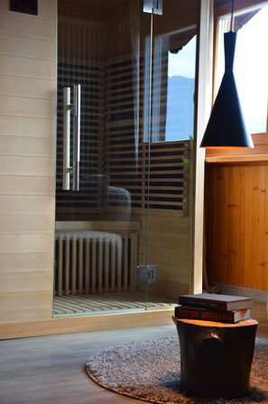 Une salle de bain moderne avec une douche à parois de verre, un plancher en bois et un tapis.