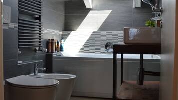 Whirlpool, Haartrockner, Bidet, Handtücher